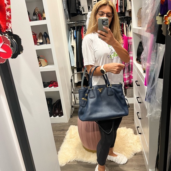 This bag is in mint condition. Purchased in 2015 and barely used. No scratches. - Picture 10 of 10